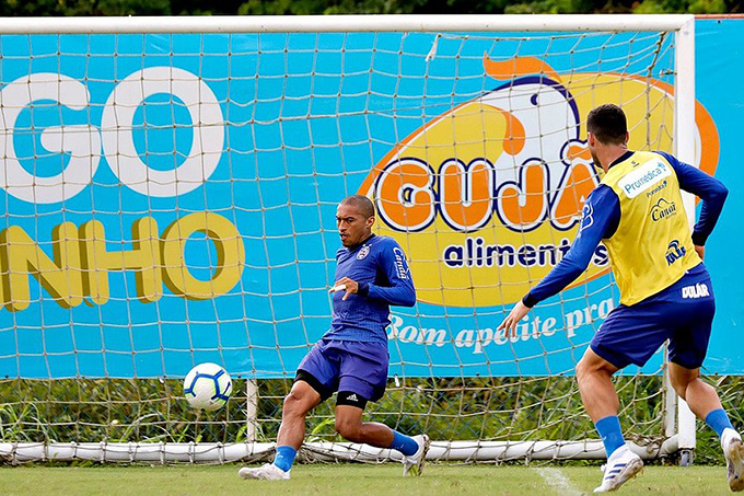 Pronto para o Flamengo, Nino treina com bola em campo no Fazendão
