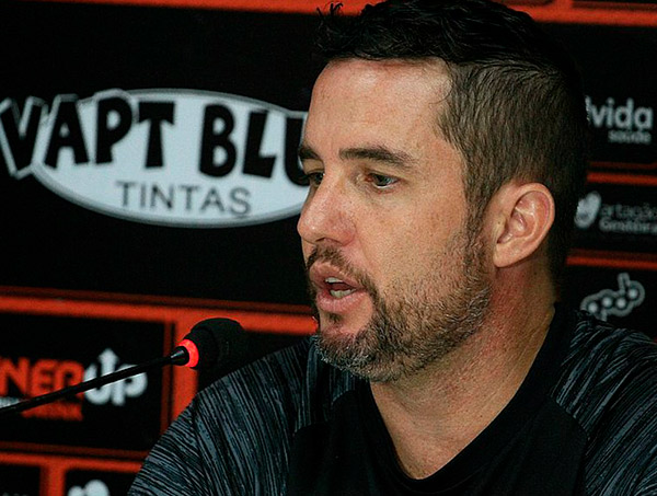 'Fica o gosto amargo de não ter vencido', diz Loss após empate