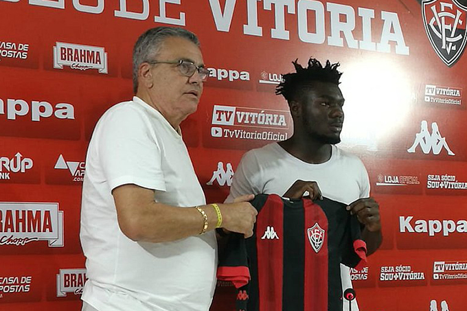 Caicedo se apresenta ao Vitória: 'Posso jogar como 9 ou por fora'