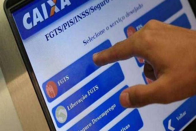 Saques na Caixa começam em agosto pelo PIS, e FGTS depende de aval do conselho
