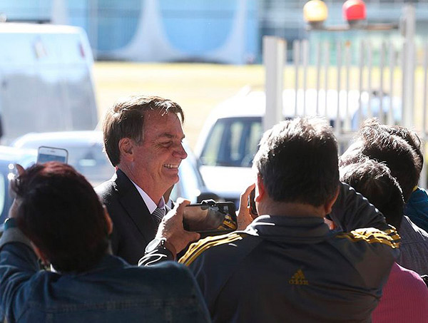 Bolsonaro descarta possibilidade de estabelecer taxas para igrejas