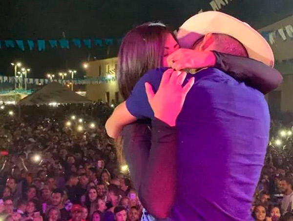 Mulher casada ameaça processar sertanejo após beijo e volta atrás: 'Virei chacota'