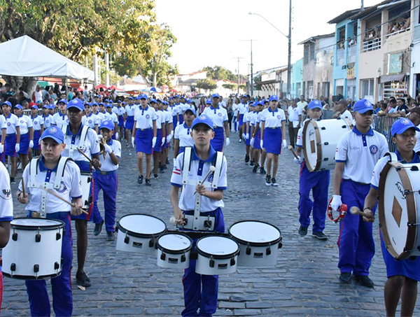 Alunos do Altair representam Dias d'Ávila em desfile Centenário de Muritiba 