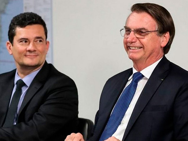 Bolsonaro afirma que Moro precisa dar uma 'segurada' no pacote anticrime