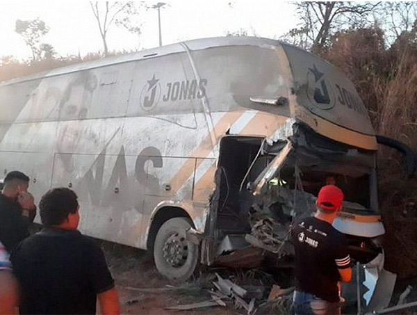 Acidente com ônibus do cantor Jonas Esticado deixa três feridos