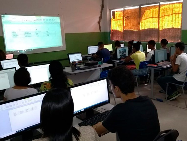 Dias d'Ávila inicia curso de informática no CQP 