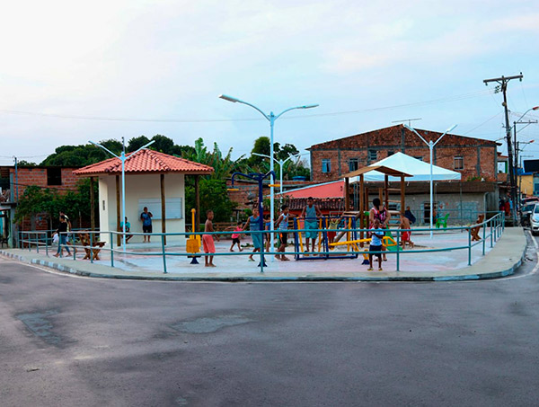 A prefeitura entregou à população,a nova praça da Rua São Felipe