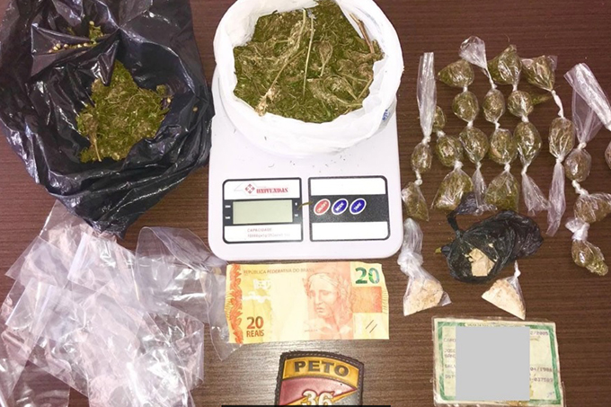 Mulher é presa com maconha e crack no Entroncamento de Dias d'Ávila