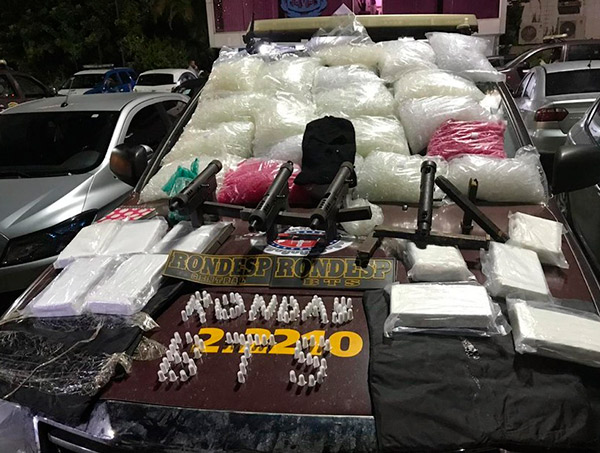 Quatro submetralhadoras e 20 kg de pasta base de cocaína são apreendidos em Salvador