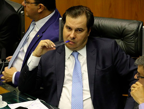 Maia defende amenizar projeto de Bolsonaro sobre posse e porte de armas