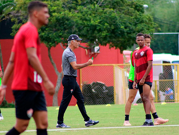 Com retorno de Ruy e Léo Gomes, Vitória embarca para Maceió