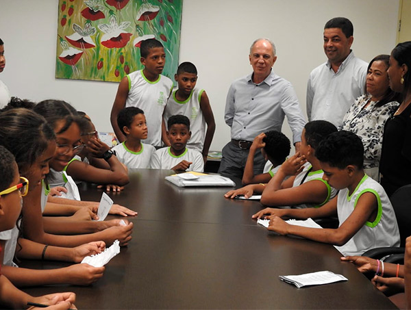 Alunos da Escola Amélio Batista fazem visita à Prefeitura de Mata