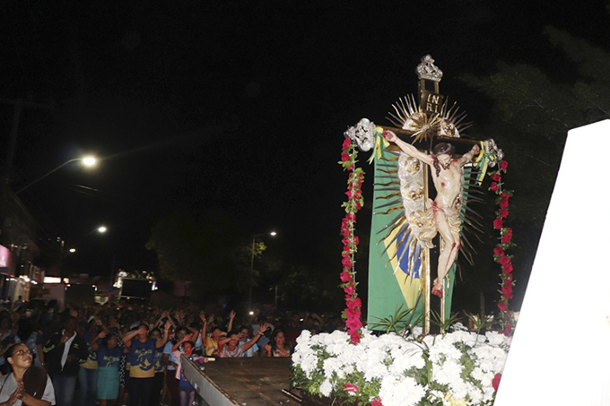 Fiéis participam do encerramento da festa da Padroeira em Dias d'Ávila