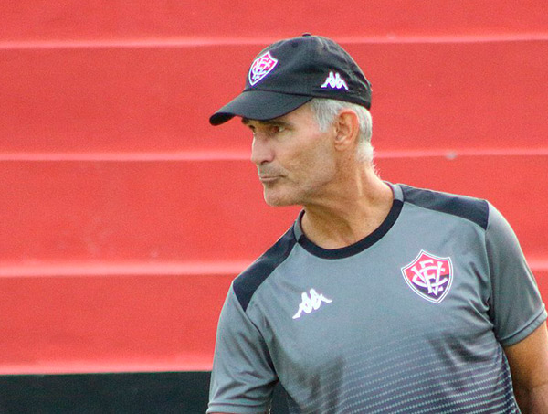 Amadeu comemora resultado, mas diz que Vitória precisa evoluir
