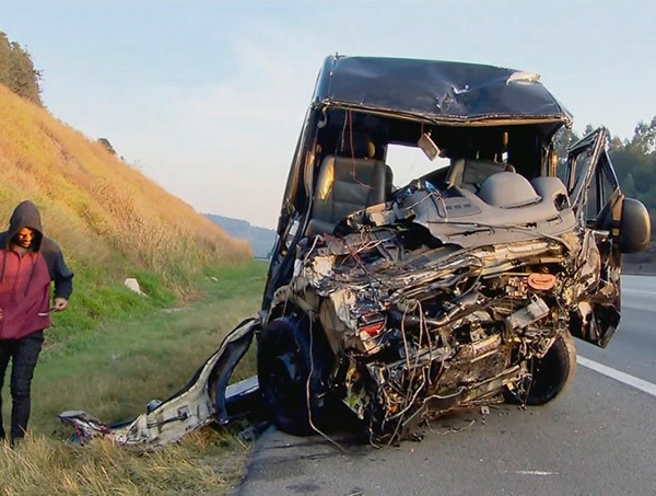 Acidente com van da Sampa Crew deixa um morto de nove feridos