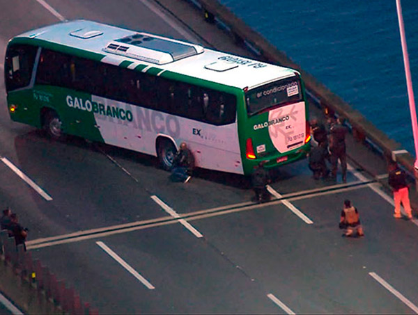 Sequestrador de ônibus no Rio é morto por atiradores de elite
