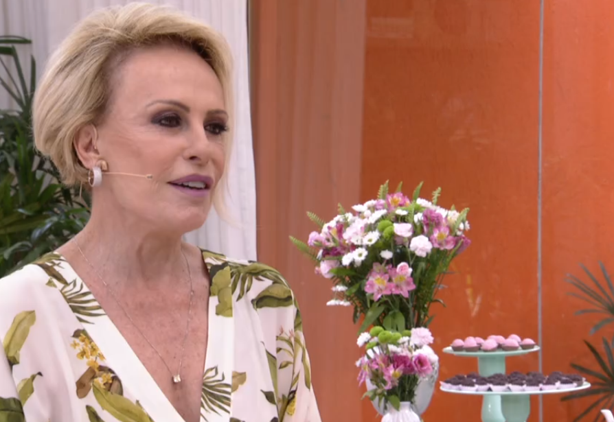 Ana Maria Braga paga mico ao trocar nomes de famosos 