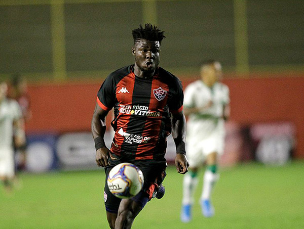 Amadeu explica ausência de Caicedo como titular em empate do Leão