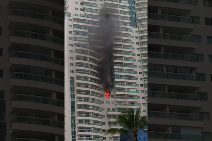 Apartamento de luxo na Avenida Tancredo Neves pega fogo