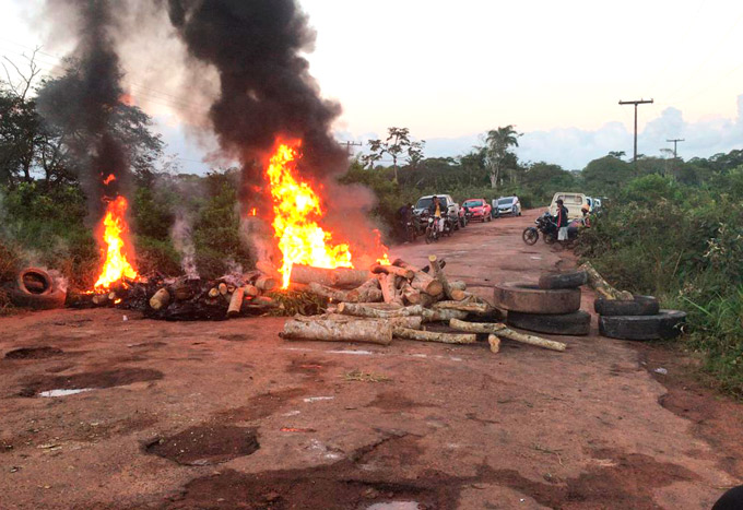 Em protesto, grupo fecha trechos da BA-505 em Mata de São João