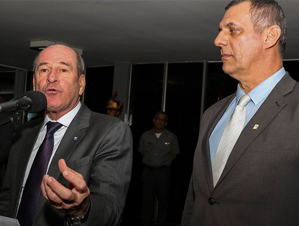 Situação na Amazônia não está fora de controle, diz ministro da Defesa