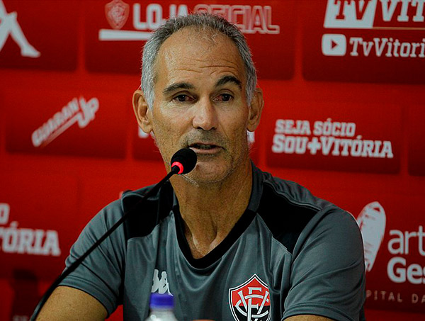 Amadeu elogia reação do Vitória em empate: 'Ganhou cara de time'
