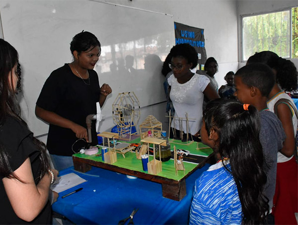 Escola Municipal realiza 1ª Feira de Ciências com maestria