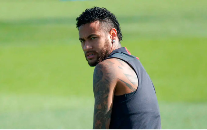 Neymar desiste do Barcelona e permanece no PSG, diz jornal francês