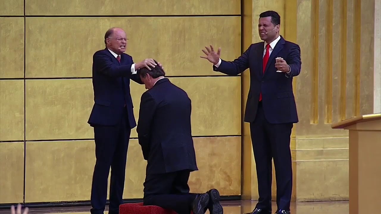 Bolsonaro recebe unção de Edir Macedo e bispo diz que presidente 'vai arrebentar'