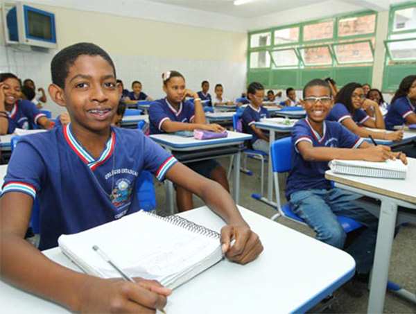 Estudantes da rede estadual com bom desempenho vão receber bolsa de R$ 200 