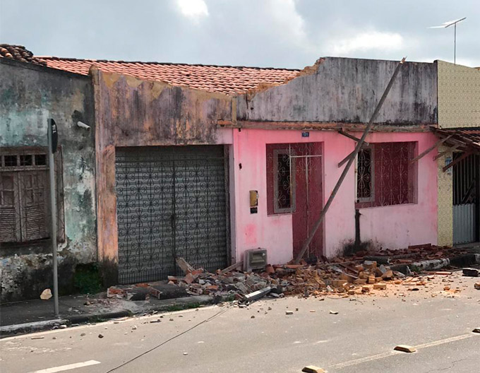 Trio derruba platibanda de casa em Mata de São João