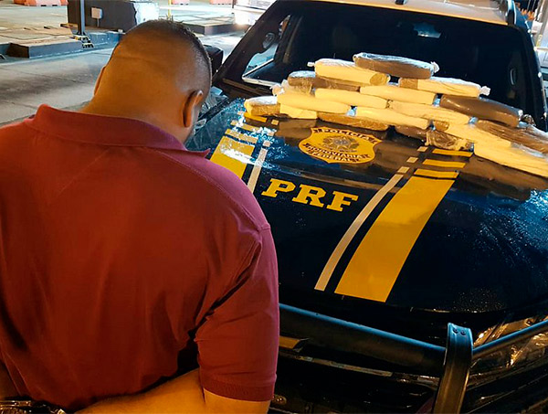 Homem que levava crianças em carro é preso com cocaína na Bahia