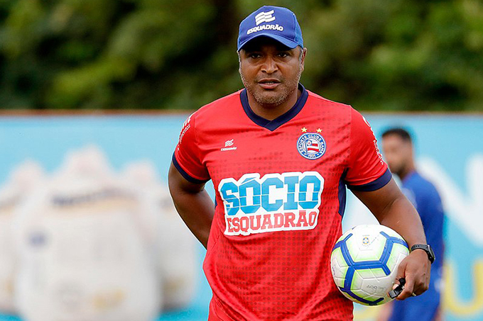 Roger faz mistério sobre mudanças no meio-campo e ataque do Bahia