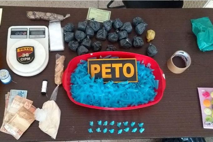 Mulheres são presas acusadas de tráfico de drogas em Dias d’Ávila