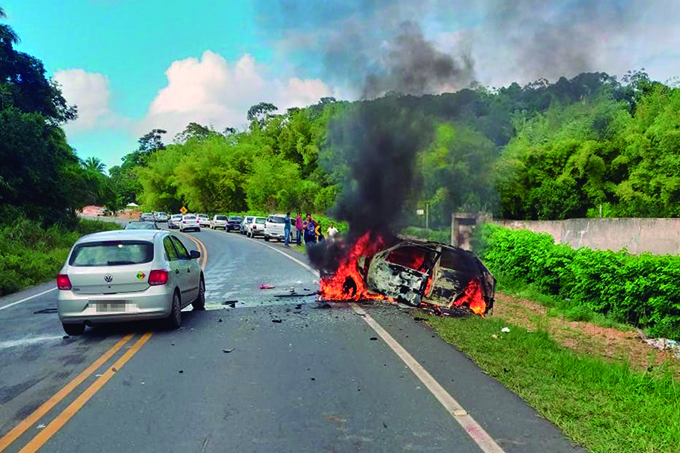 Duas pessoas morrem após carros baterem e um deles pegar fogo 