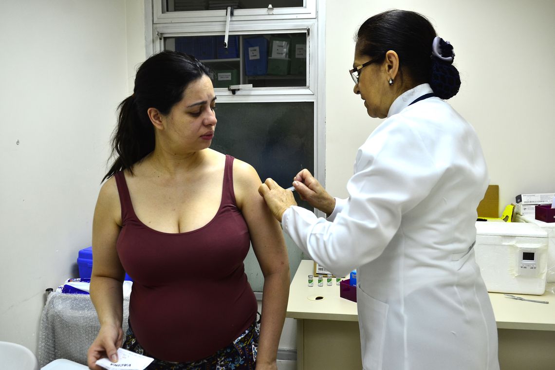 Vacinar gestante é fundamental para proteger bebê, dizem especialistas 
