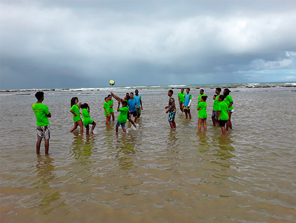 Projeto esportivo beneficia 600 crianças e adolescentes no litoral norte baiano