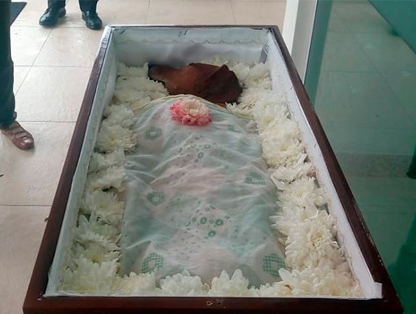 Foto de cachorro sendo 'velado' em caixão na Bahia viraliza
