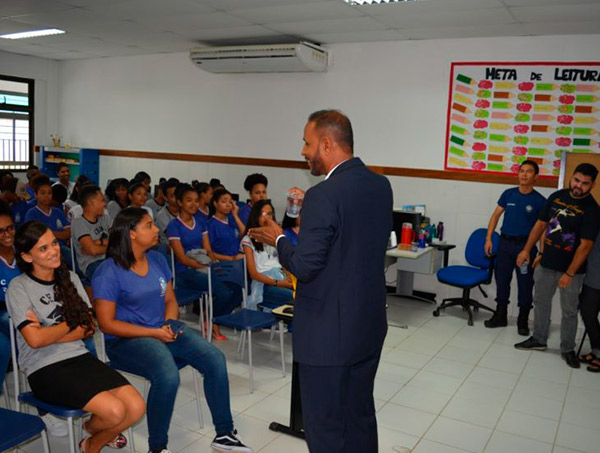 Feminicídio é tema de palestra para estudantes da Rede Estadual