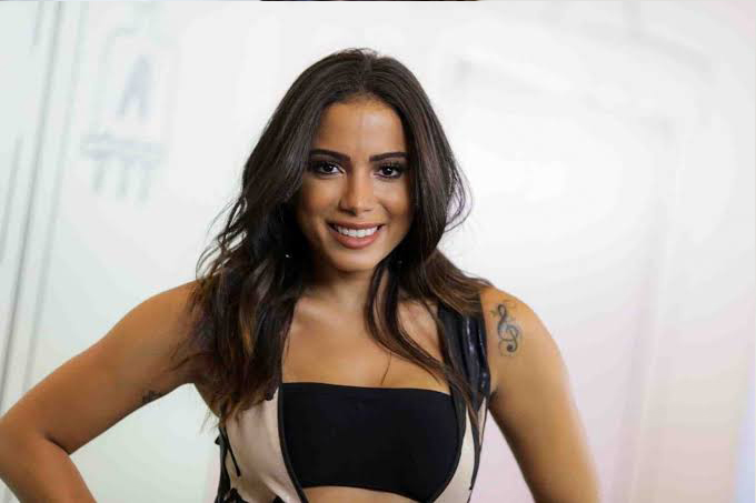 Anitta leva puxão de cabelo e dá tapa na mão de fã
