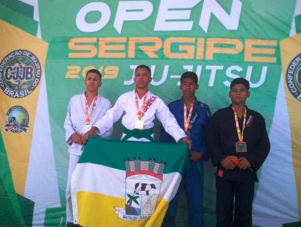 Atletas do Formando Campeões vencem competição de jiu-jítsu