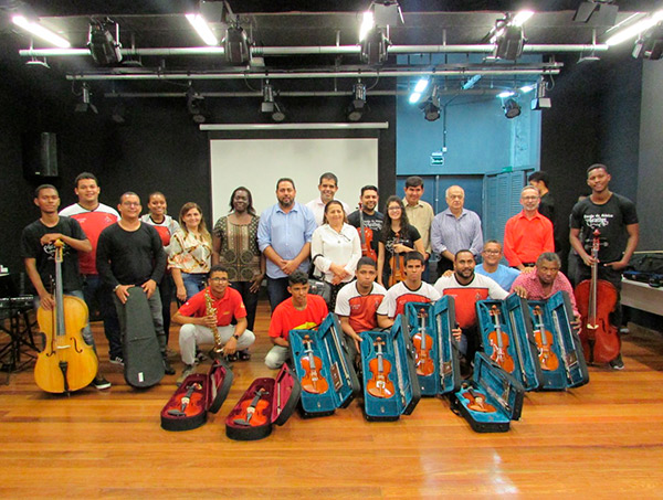 Prefeitura entrega instrumentos musicais de cordas para Orquestra 