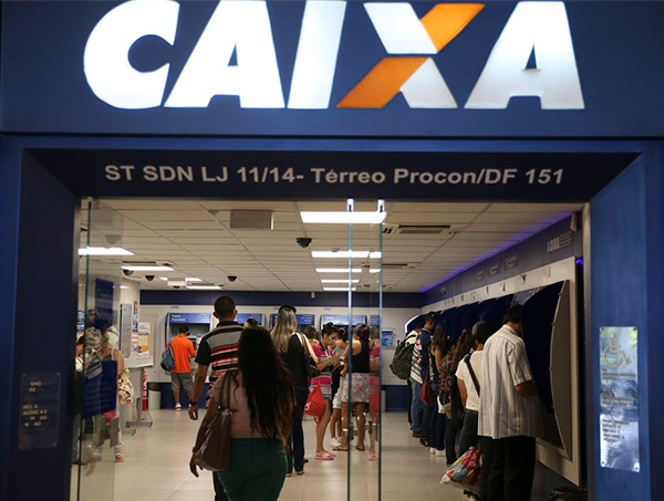 Agências da Caixa ampliam horário nesta sexta para saques do FGTS