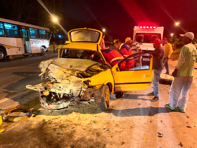 Colisão entre ônibus e carro deixa dois mortos e dois feridos na BA-093