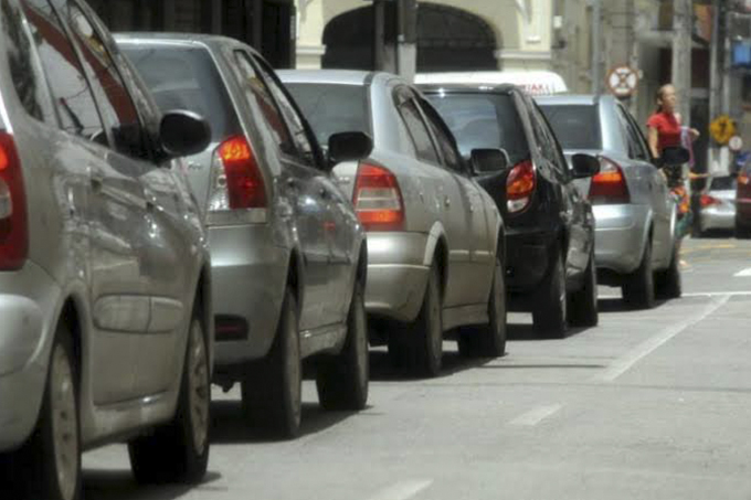 Donos de veículos com placas finais 9 e 0 têm até dia 30 para pagar IPVA 