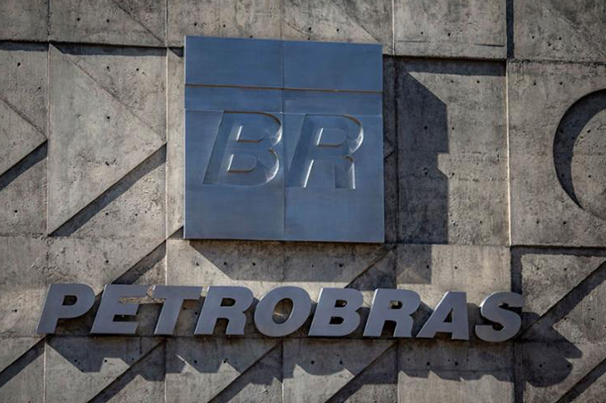 Trabalhadores realizam ato contra fechamento da Petrobras na Bahia
