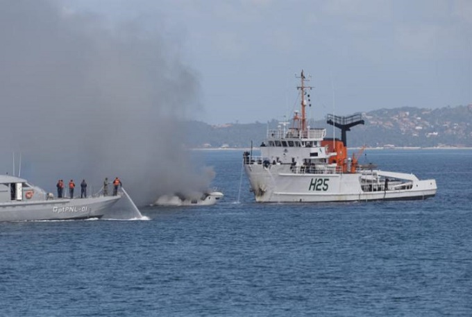 Lancha pega fogo na Baía de Todos os Santos