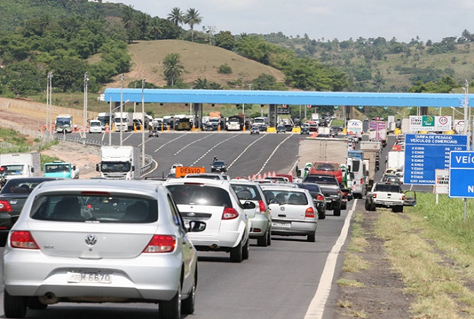Vendedores ambulantes protestam para não serem retirados de pedágio