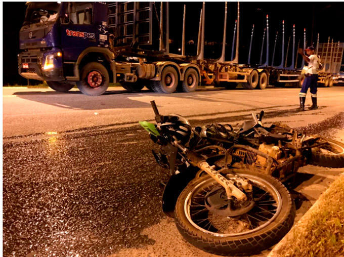 Motociclista fica ferido gravemente após colidir com carreta na BA-093