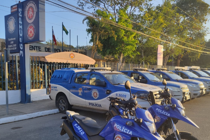  PM apreende drogas, armas e celulares; veículo é recuperado na operação